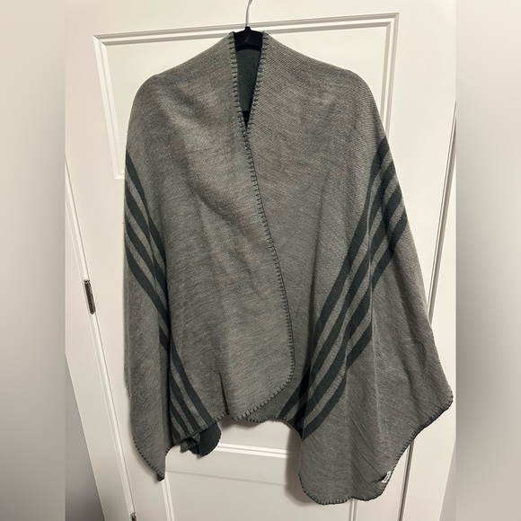 SALE 3/$15 BB Dakota reversible gray cape/shawl  with stripes - Picture 3 of 4